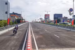 Cầu dài 3,5km, rộng 19,25m với 4 làn xe, bao gồm ba làn ôtô và một làn xe hỗn hợp. (Ảnh: Tuấn Anh/TTXVN)