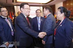 Chủ tịch Quốc hội Vương Đình Huệ với đại biểu. (Ảnh: Doãn Tấn/TTXVN)