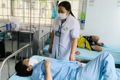 Thăm khám cho các bệnh nhân ngộ độc thực phẩm ở trung tâm y tế. (Ảnh: TTXVN phát)