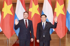 Chủ tịch Quốc hội Vương Đình Huệ và Thủ tướng Đại Công quốc Luxembourg Xavier Bettel chụp ảnh chung. (Ảnh: Doãn Tấn/TTXVN)