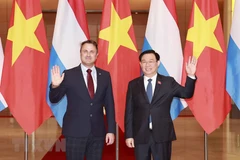 Chủ tịch Quốc hội Vương Đình Huệ và Thủ tướng Đại Công quốc Luxembourg Xavier Bettel chụp ảnh chung. (Ảnh: Doãn Tấn/TTXVN)