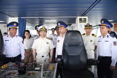 Lực lượng Bảo vệ bờ biển Nhật Bản tham quan tàu CSB 8002 của Vùng Cảnh sát biển 2. (Ảnh: Đoàn Hữu Trung/TTXVN)