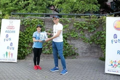 Ban Tổ chức trao giải cho vận động viên. (Ảnh: Quang Huy/TTXVN)