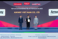 Ông Huỳnh Thiên Triều - Tổng Giám đốc Amway Việt Nam nhận giải thưởng từ Ban tổ chức.