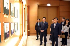 Chủ tịch Quốc hội Vương Đình Huệ và nguyên Chủ tịch Quốc hội Hàn Quốc Park Byeong-Seug thăm phòng truyền thống của Quốc hội Việt Nam. (Ảnh: An Đăng/TTXVN)