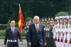 Chủ tịch nước Võ Văn Thưởng và Tổng thống Kazakhstan Kassym-Jomart Tokayev duyệt Đội Danh dự Quân đội Nhân dân Việt Nam. (Ảnh: Thống Nhất/TTXVN)