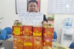 Đối tượng Trần Trung Thành cùng tang vật. (Nguồn: Cổng thông tin điện tử huyện Gia Lâm)