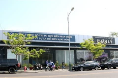 Cơ quan Cảnh sát điều tra Bộ Công an, Viện Kiểm sát Nhân dân Tối cao và các cơ quan chức năng kiểm tra hiện trạng tại Ban quản lý Khu đô thị du lịch biển Phan Thiết. (Ảnh: Nguyễn Thanh/TTXVN)