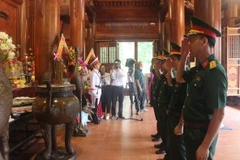 Lãnh đạo Quân khu 4 thành kính dâng hương tưởng niệm, bày tỏ lòng biết ơn vô hạn đối với Chủ tịch Hồ Chí Minh. (Ảnh: Bích Huệ/TTXVN)