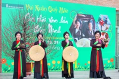 Biểu diễn quan họ tại chương trình. (Ảnh: Tuấn Đức/TTXVN)