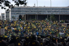 Những người ủng hộ cựu Tổng thống Brazil Jair Bolsonaro xông vào các tòa nhà Chính phủ tại Brasilia, ngày 8/1/2023. (Ảnh: AFP/TTXVN)