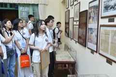 Đoàn đại biểu Kiều bào Trẻ tham quan Bảo tàng Mặt trận Tổ quốc Việt Nam. (Ảnh: Minh Đức/TTXVN)