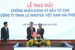 Ông Park Hong Keun, Tổng Giám đốc Công ty TNHH LG Innotek Việt Nam Hải Phòng nhận Giấy chứng nhận đăng ký đầu tư từ Chủ tịch Ủy ban Nhân dân thành phố Hải Phòng Nguyễn Văn Tùng. (Ảnh: Minh Thu/TTXVN)