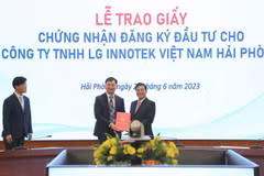 Ông Park Hong Keun, Tổng Giám đốc Công ty TNHH LG Innotek Việt Nam Hải Phòng nhận Giấy chứng nhận đăng ký đầu tư từ Chủ tịch Ủy ban Nhân dân thành phố Hải Phòng Nguyễn Văn Tùng. (Ảnh: Minh Thu/TTXVN)