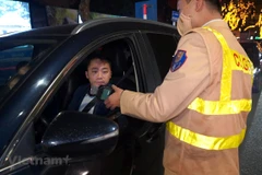 Kiểm tra nồng độ cồn. (Ảnh: Hoàng Đạt/Vietnam+)