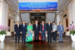 Chủ tịch Ủy ban Nhân dân Thành phố Hồ Chí Minh Phan Văn Mãi cùng ông Takebe Tsutomu, Cố vấn đặc biệt Liên minh nghị sỹ hữu nghị Nhật-Việt và các đại biểu. (Ảnh: Thanh Vũ/TTXVN)