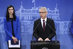 Cựu Bộ trưởng Giáo dục Bulgaria Nikolai Denkov (phải), thành viên liên minh PP-DB và cựu Ủy viên Liên minh châu Âu về đổi mới Mariya Gabriel (trái) thuộc liên minh GERB-UDF tại cuộc họp báo ở Sofia, Bulgaria ngày 22/5. (Ảnh: AFP/TTXVN)