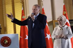 Tổng thống Thổ Nhĩ Kỳ Tayyip Erdogan phát biểu trước những người ủng hộ sau khi giành chiến thắng trong cuộc bầu cử Tổng thống vòng hai, tại Ankara ngày 29/5. (Ảnh: AFP/TTXVN)