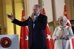 Tổng thống Thổ Nhĩ Kỳ Tayyip Erdogan phát biểu trước những người ủng hộ sau khi giành chiến thắng trong cuộc bầu cử Tổng thống vòng hai, tại Ankara ngày 29/5. (Ảnh: AFP/TTXVN)