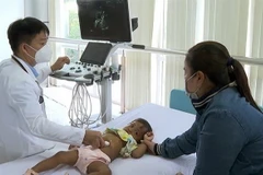 Siêu âm miễn phí cho trẻ em. (Ảnh: TTXVN phát)