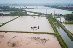 Một chiếc UAV đang trong quá trình đo đạc, xác mịnh mốc chỉ giới đỏ cho dự án vành đai 4. (Ảnh: Trung Nguyên/TTXVN)
