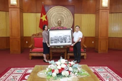 Tổng Giám đốc Thông tấn xã Việt Nam Vũ Việt Trang tặng bức ảnh Chủ tịch Hồ Chí Minh đến thăm Lạng Sơn cho Ủy ban Nhân dân tỉnh. (Ảnh: Anh Tuấn/TTXVN)