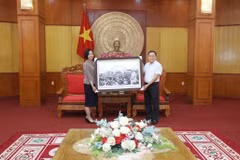Tổng Giám đốc Thông tấn xã Việt Nam Vũ Việt Trang tặng bức ảnh Chủ tịch Hồ Chí Minh đến thăm Lạng Sơn cho Ủy ban Nhân dân tỉnh. (Ảnh: Anh Tuấn/TTXVN)