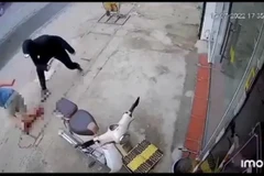 Hình cảnh ông H bị chém gãy chân. (Ảnh cắt từ camera)