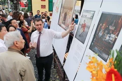 Đại biểu tham quan trưng bày. (Ảnh: Thanh Tùng/TTXVN)