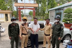 Công an huyện Phú Giáo bắt tạm giam đối tượng Bồ Như Phong. (Ảnh: TTXVN phát)