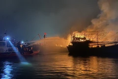 Lực lượng chức năng Đà Nẵng khống chế đám cháy xảy ra rạng sáng 28/1. (Ảnh: TTXVN phát)