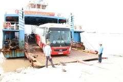 Hoạt động tại bến phà. (Ảnh: Hoàng Ngọc/TTXVN)