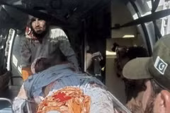 Chuyển nạn nhân bị thương sau vụ nổ bom ở tỉnh Khyber Pakhtunkhwa, Pakistan ngày 30/7. (Ảnh: AFP/TTXVN)