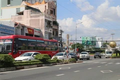 Phương tiện ùn ứ tại ngã ba Trung Lương (thành phố Mỹ Tho) cách đó gần 3km, chờ lên cầu. (Ảnh: Minh Trí/TTXVN)