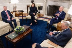 Tổng thống Mỹ Joe Biden (thứ 2, phải) trong cuộc họp với lãnh đạo lưỡng đảng tại Quốc hội về trần nợ công ngày 16/5/2023. (Ảnh: AFP/TTXVN)