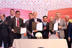 Lễ ký Biên bản ghi nhớ hợp tác giữa các doanh nghiệp Việt Nam và Luxembourg. (Ảnh: Xuân Khu/TTXVN)