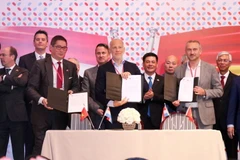 Lễ ký Biên bản ghi nhớ hợp tác giữa các doanh nghiệp Việt Nam và Luxembourg. (Ảnh: Xuân Khu/TTXVN)