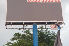 Biển quảng cáo cho trang web cá cược bóng đá đã được tháo dỡ. (Ảnh: Thanh Liêm/TTXVN)