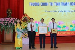 Ông Nguyễn Xuân Thắng trao bằng công nhận Trường Chính trị tỉnh Thanh Hóa đạt chuẩn mức 1. (Ảnh: Trịnh Duy Hưng/TTXVN)