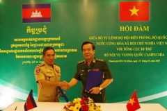 Trung tướng Lê Đức Thái (phải), Tư lệnh Bộ đội Biên phòng, Bộ Quốc phòng Việt Nam và Đại tướng Kirth Chantharith (trái), Tổng cục trưởng Tổng cục Di trú Bộ Nội vụ Campuchia chủ trì hội đàm. (Ảnh: TTXVN phát)
