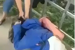 Nữ sinh Đ. bị đánh hội đồng do mâu thuẫn trên mạng xã hội. (Ảnh cắt từ clip)