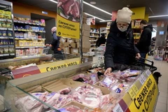 Người dân mua sắm tại siêu thị ở Moskva, Nga. (Ảnh: AFP/TTXVN)