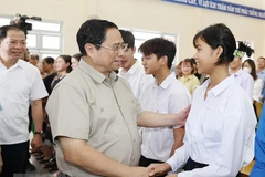 Thủ tướng Phạm Minh Chính với học sinh Trường Phổ thông Dân tộc Nội trú huyện Tu Mơ Rông. (Ảnh: Dương Giang/TTXVN)