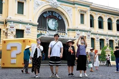 Du khách Hàn Quốc tham quan Bưu điện Trung tâm Thành phố Hồ Chí Minh. (Ảnh: Hồng Đạt/TTXVN)