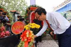 Ông Nguyễn Văn Nên, Ủy viên Bộ Chính trị, Bí thư Thành ủy Thành phố Hồ Chí Minh dâng hương tưởng niệm trước mộ phần đồng chí Huỳnh Tấn Phát tại Nghĩa trang Thành phố Hồ Chí Minh. (Ảnh: Thanh Vũ/TTXVN)