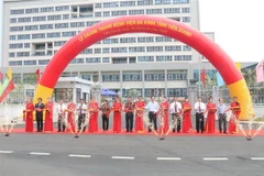 Các đại biểu thực hiện nghi thức cắt băng khánh thành Bệnh viện Đa khoa tỉnh Tiền Giang. (Ảnh: Minh Trí/TTXVN)