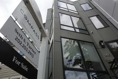 Một ngôi nhà treo biển rao bán tại Washington, DC, Mỹ. (Ảnh: THX/TTXVN)