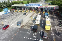 Các phương tiện lưu thông qua làn thu phí tự động ETC tại trạm thu phí BOT Nội Bài-Lào Cai. (Ảnh: TTXVN phát)