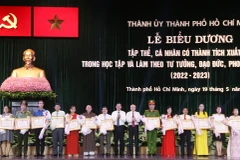 Ông Phan Văn Mãi, Chủ tịch UBND Thành phố Hồ Chí Minh trao bằng khen cho các cá nhân, tập thể có thành tích xuất sắc trong học tập và làm theo tư tưởng, đạo đức, phong cách Hồ Chí Minh năm 2022-2023. (Ảnh: Thu Hương/TTXVN)