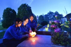 Thắp nến tri ân các Anh hùng Liệt sỹ. (Nguồn: TTXVN)
